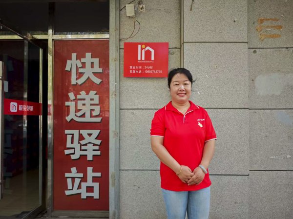 千宏财富 西北小城“快递女将”郭海英：首引无人车 跑出嘉峪关快递新速度丨新经济观察